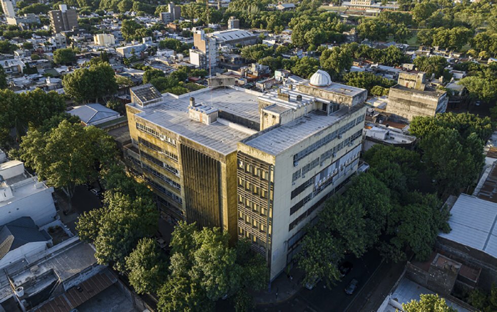 Vista aérea del edificio del Colegio Nacional “Bartolomé Mitre”, rodeado de árboles y viviendas en el barrio de Rosario.